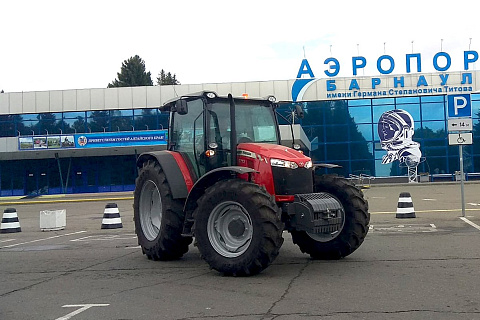 «АгроЦентрЗахарово» поставил трактор Massey Ferguson 6713 в аэропорт Барнаула